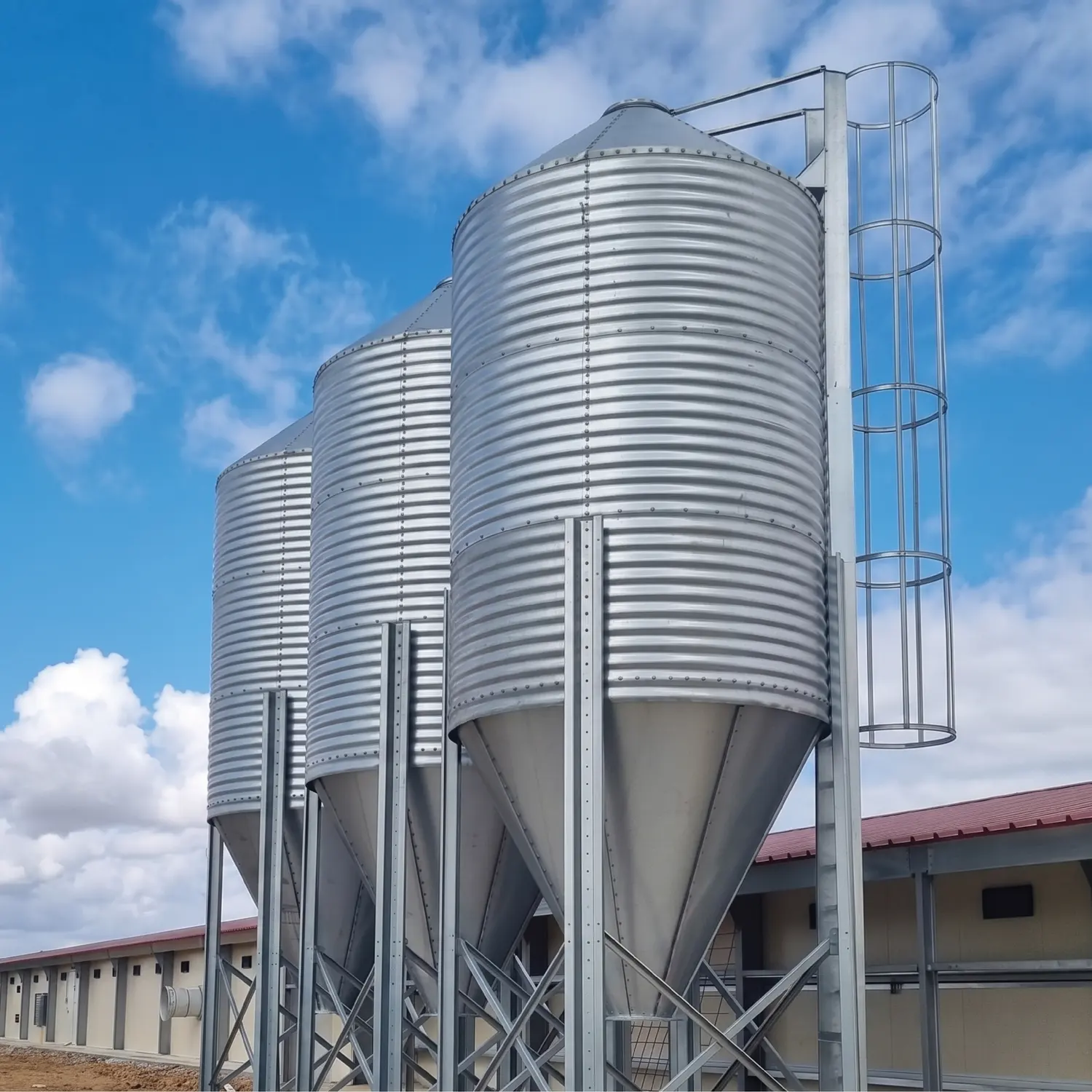 Silo metálico en paisaje montañoso